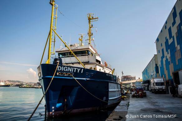 Le Dignity I, prêt à venir en aide aux migrants tentant la traversée de la Méditerranée.