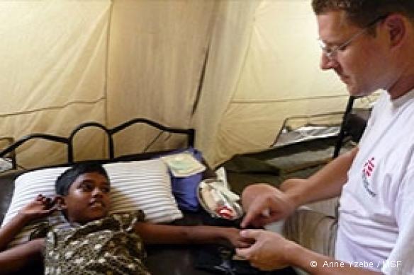 Hôpital MSF situé à l'extérieur du camp de Menik Farm. 