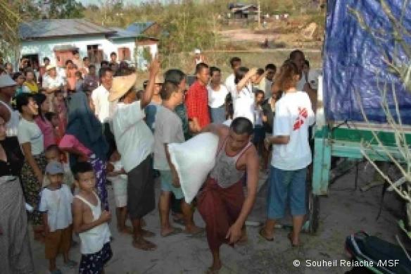 MSF distribue des biens de première nécessité.
