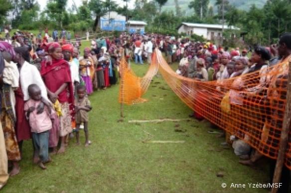 A Shewkare, dans le district de Kindo Didaye, région SNNP, des centaines de personnes se présentent au dépistage dans l'espoir d'être admises dans un programme nutritionnel MSF