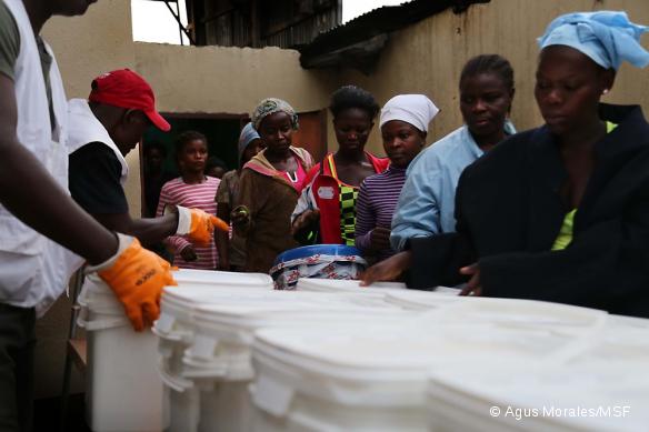 Distribution des kits aux habitants du bidonville de West Point, Ã Monrovia, capitale du Liberia. Octobre 2014