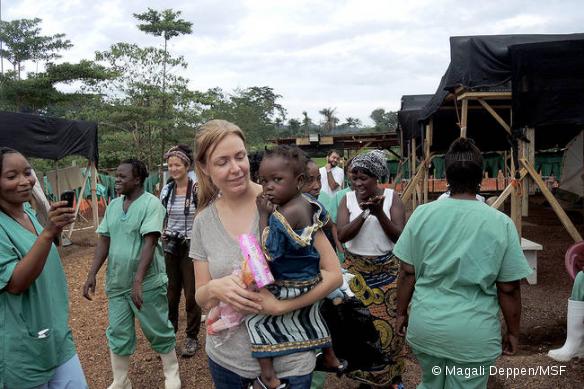 Ella Watson, chargée de la promotion de la santé en Sierra Leone et Isatta, qui a survécu à l’Ebola.