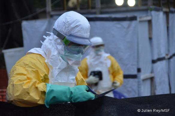 Des logisticiens réaménagent le centre de traitement Ebola de Donka, en Guinée. Octobre 2014