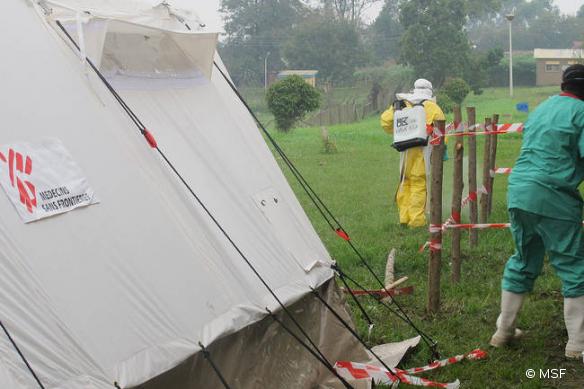 Photo d'une précédente épidémie d'Ebola prise en charge par MSF en Ouganda, en 2012.