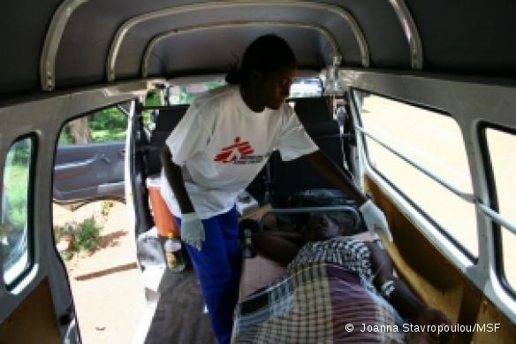 Zimbabwe, février 2009. En raison du coût élevé des transports, payable en devises étrangères uniquement, l'accès des populations aux centres de santé est extrêmement difficile.