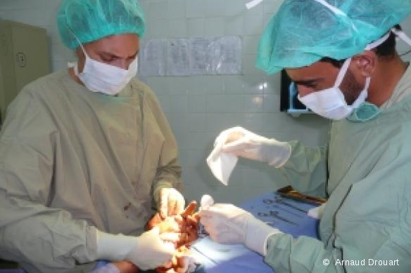 Hôpital de Al Talh, août 2009. L'équipe chirurgicale MSF opère un blessé de guerre.
