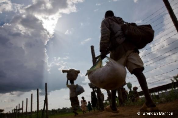 Sud-Soudan - Un groupe arrive dans le camp de Nyori. Ils viennent de fuir une attaque de la LRA.