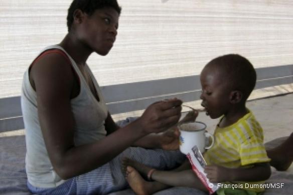 Un enfant mangeant de la pâte nutritive, riche en nutriments essentiels.