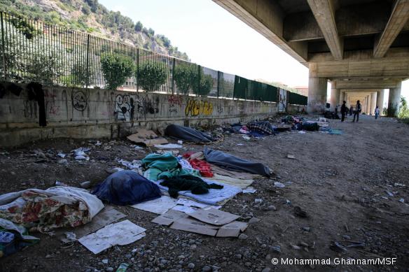 Des Soudanais, Somaliens, Ethiopiens vivent dans des conditions intolérables sous le pont de Vintimille, en attendant de pousser rejoindre la France.