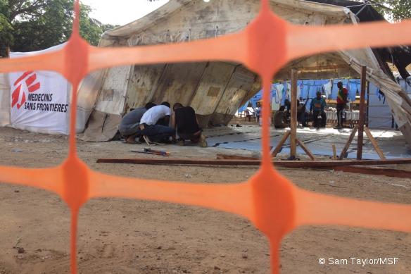 L'équipe MSF lors de l'agrandissement du centre de traitement de l'Ebola dans l'hôpital Donkade Conakry, en Guinée, le 6 avril 2014.