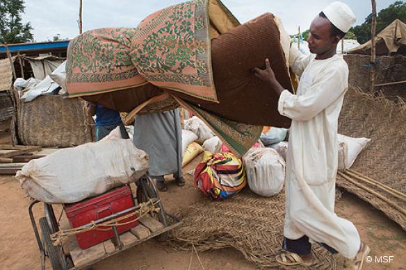 Préaparation avant le départ vers un camp de réfugiés à Goré, Tchad, pour les dernières personnes de la comuunauté musulmane de Bossangoa.