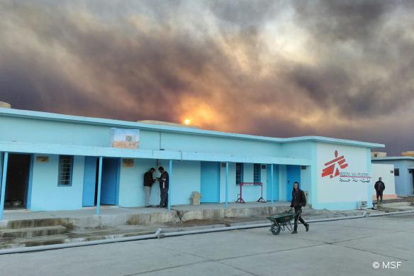 L'hôpital MSF de Qayyarah, au sud de Mossoul, en Irak. Pris en photo en décembre 2016, le ciel le surplombant était alors chargé des fumées des puits de pétrole en feu.