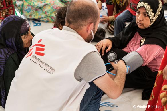 Un médecin MSF prend en charge des déplacés ayant fui Mossoul, réfugiés ici dans le camp d'Hassansham. Mai 2017