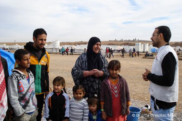 Les équipes de MSF se rendent dans les camps d’Hassancham et de Khazir, à 35 km à l’est de Mossoul, pour expliquer aux déplacés qu’ils peuvent consulter un psychiatre ou un psychologue s'ils ont besoin d'aide.