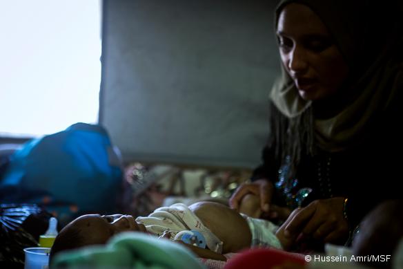 Ali, un bébé âgé de 4 mois, souffrant de déshydratation.