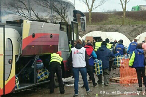 Les migrants s'installant dans le nouveau camp de la Linière, le 7 mars 2016