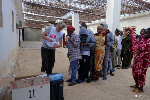 Le docteur Tankred Stoebe délivrant des soins à des femmes détenues dans un centre de détention,à mi-chemin entre Misrata et Tripoli.