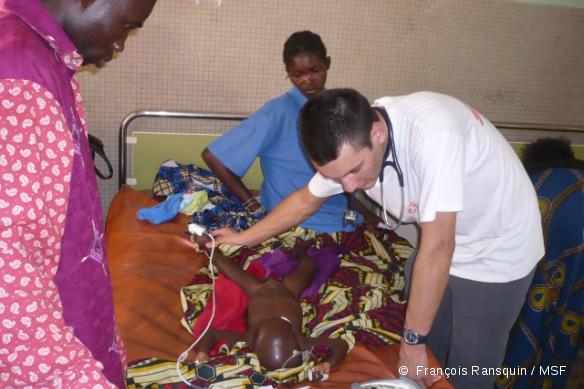 Prise en charge d'un enfant malade de la rougeole dans un centre de santé à Ouagadougou, mai 2009.