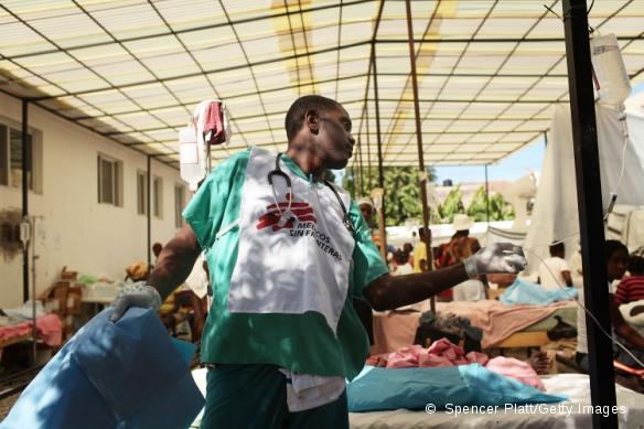 Une équipe MSF dans l'hôpital du ministère de la santé à Saint-Marc, le 30 octobre 2010.