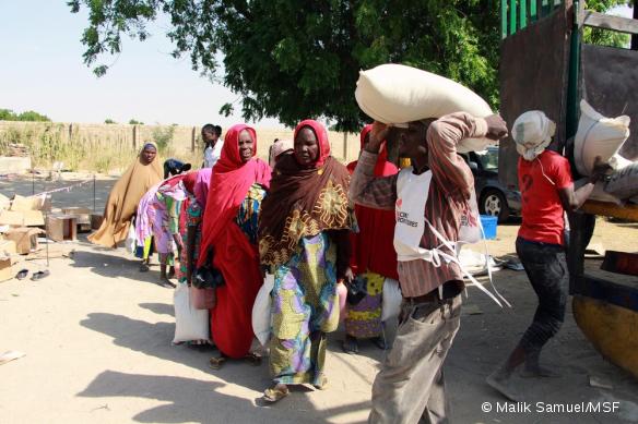 Une distribution de nourriture de MSF à des réfugiés, à Maïduguri, en décembre 2016.