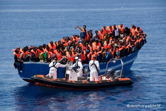 MSF et le Migrant Offshore Aid Station (MOAS) ont lancé le 2 mai une opération commune de recherche, de sauvetage et d'aide médicale en Méditerranée centrale, entre l'Afrique et l'Europe. L'opération se déroulera de mai à octobre, où il est attendu que des milliers de migrants risquent leur vie pour trouver refuge en Europe.