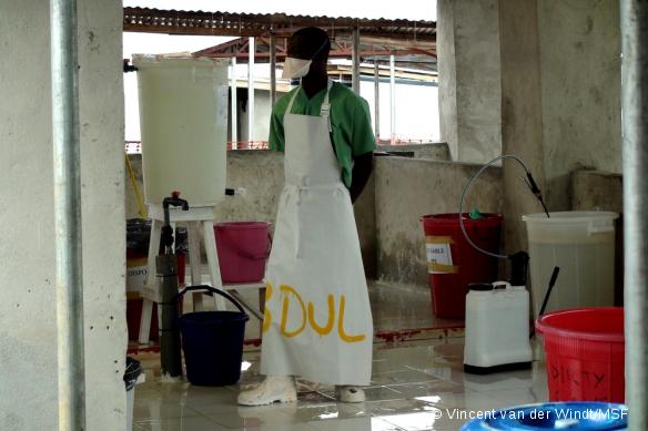 Abdul est désinfecteur à Bo, en Sierra Leone. Il s'assure que l'hygiéniste peut retirer sa combinaison en toute sécurité.