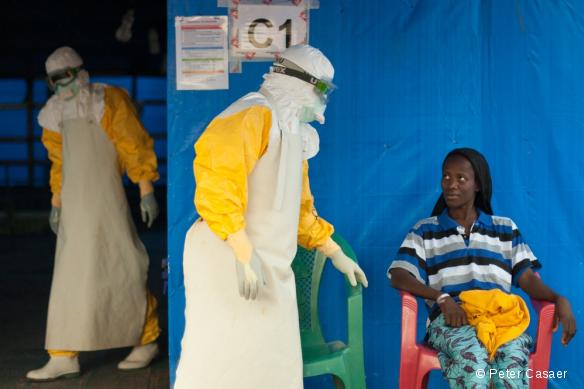 Kadia, 20 ans, a été diagnostiquée positive à Ebola. Elle a participé à l'essai clinique du Favipiravir à Guéckédou et deux semaines plus tard, elle était guérie et pouvait rentrer chez elle.