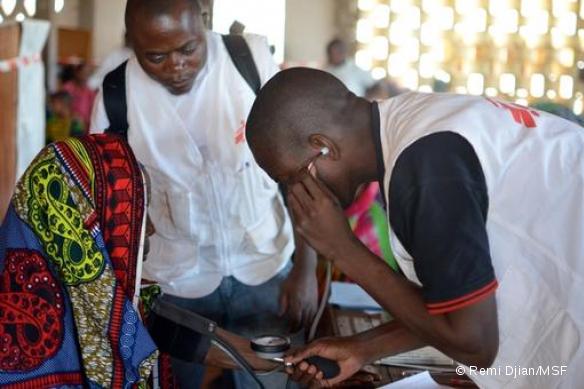 Dispensaire mobile MSF pour les populations musulmanes déplacées à l'église de Carnot - Février 2014