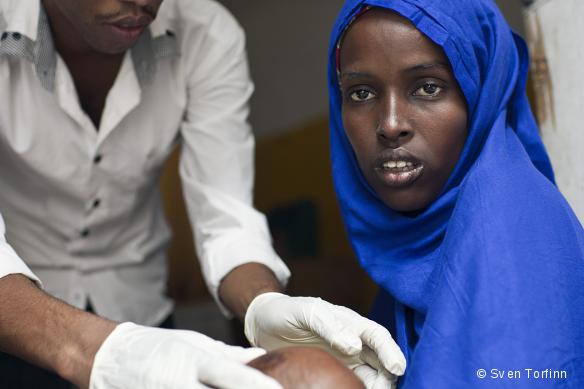 Une mère et son enfant souffrant de malnutrition lors d'une consultation à Galcayo, Somalie.