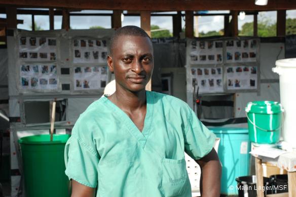 Zayzay Mulbah, survivant d'Ebola qui travaille désormais avec MSF au Liberia