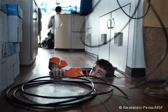 Alex, logisticien, met en place le cablage internet à bord du Bourbon Argos.