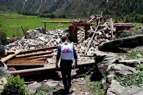 Nos équipes explorent par hélicoptère des villages reculés qui ont été touchés par le séisme.