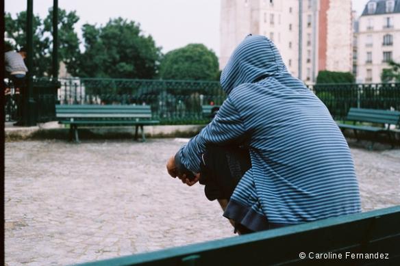 Un jeune mineur dans un square à Paris.