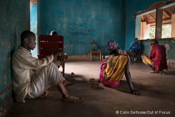 Un groupe de personnes déplacées prie dans une église de fortune, près du camp « Alternatif » de Bambari, dans le centre de la RCA. Mars 2017