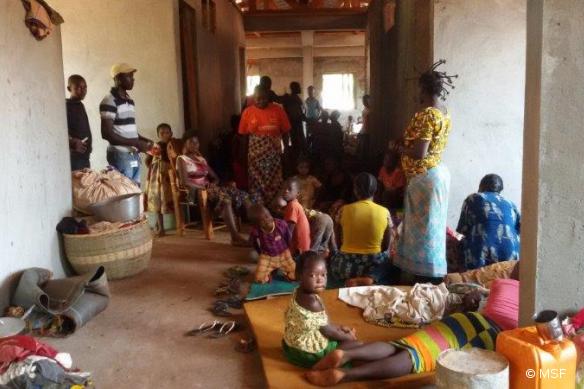 Des déplacés réfugiés à l'hôpital de Bangassou, tenu par MSF.