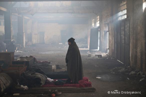 Un migrant dans un entrepôt désaffecté, à Belgrade, le 5 janvier 2017.