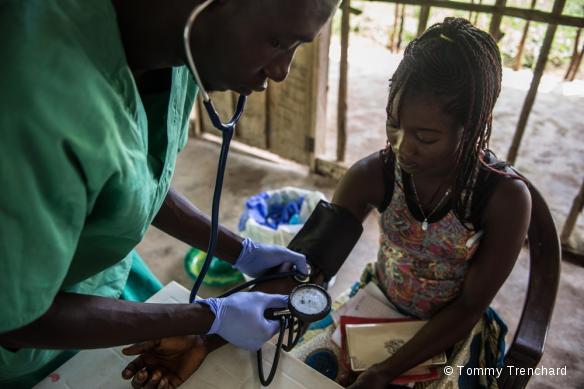 Aminata a survécu au virus Ebola. Alex, infirmier MSF, lui fait passer un test sanguin lors d'une visite de surveillance dansle village de Mabekoh, en Sierra Leone. La fin de l’épidémie d’Ebola a été officiellement annoncée en Sierra Leone le 7 novembre.