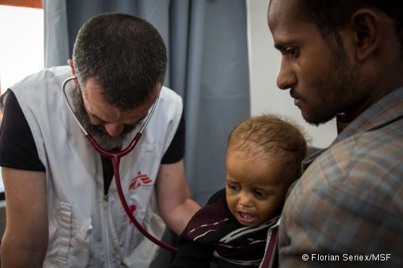 Le Dr Roberto Scaini, chef de l’équipe médicale MSF à l'hôpital d'Haydan, en consultation avec un jeune patient atteint de pneumonie et de malnutrition modérée.