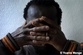Un migrant au centre d'écoute et de soins de MSF à Paris, en France. janvier 2010 © Yoanis Menge