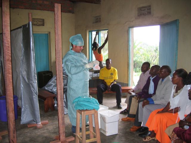 Ouganda, août 2007. Formation d'une équipe de personnel national. © MSF
