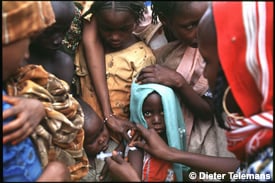 Campagne de vaccination contre la méningite au Tchad, 2001 © Dieter Telemans