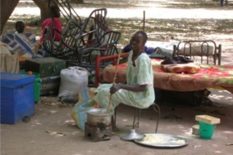 Akueam au Sud Soudan avril 2006. Après des années de déplacements des familles retournent dans le Sud.