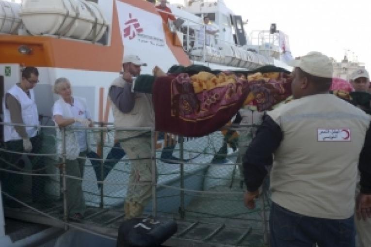 Le 3 avril Médecins Sans Frontières (MSF) a évacué par bateau 71 blessés de la ville libyenne de Misrata où les structures médicales sont débordées par l'afflux de personnes blessées dans les violences.