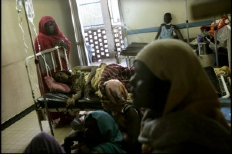 Une femme de 35 ans blessée pendant les combats est hospitalisée dans un des hôpitaux de N'Djamena 9 février 2008.