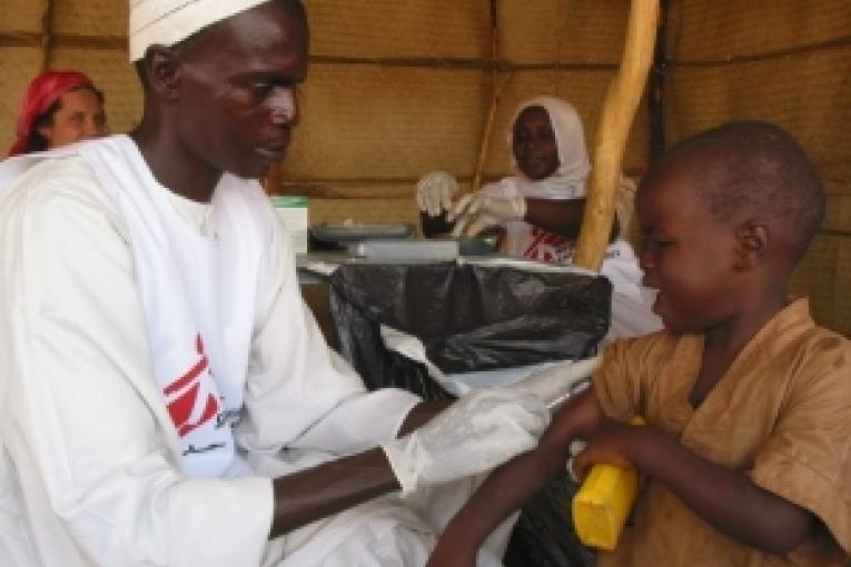 Campagne de vaccination à Kebkabiya Soudan Nord Darfour octobre 2004.