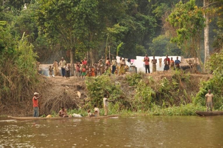 Depuis des mois des dizaines de milliers de réfugiés vivent en petits groupes dispersés le long de la rivière sur 500 kilomètres à quelques kilomètres en face de leur village d'origine.