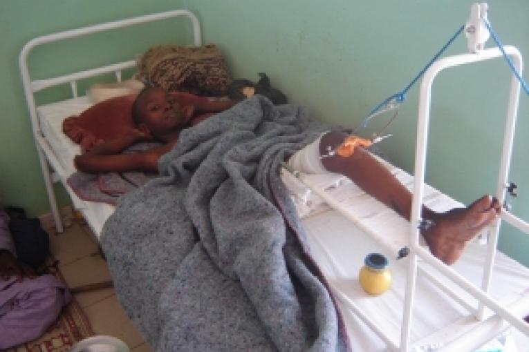 Enfant blessé et opéré à l'hôpital du Bon Samaritain