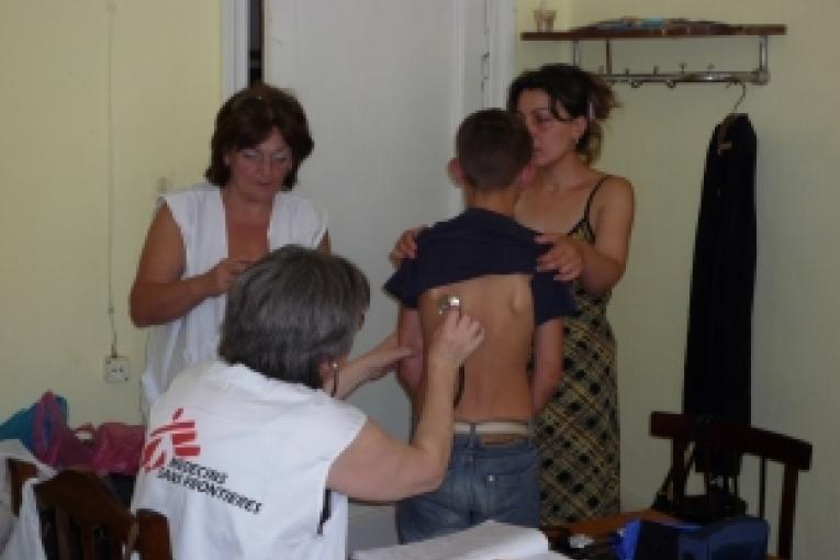 Equipe médicale MSF donnant des consultations dans des sites de déplacés Tbilissi août 2008