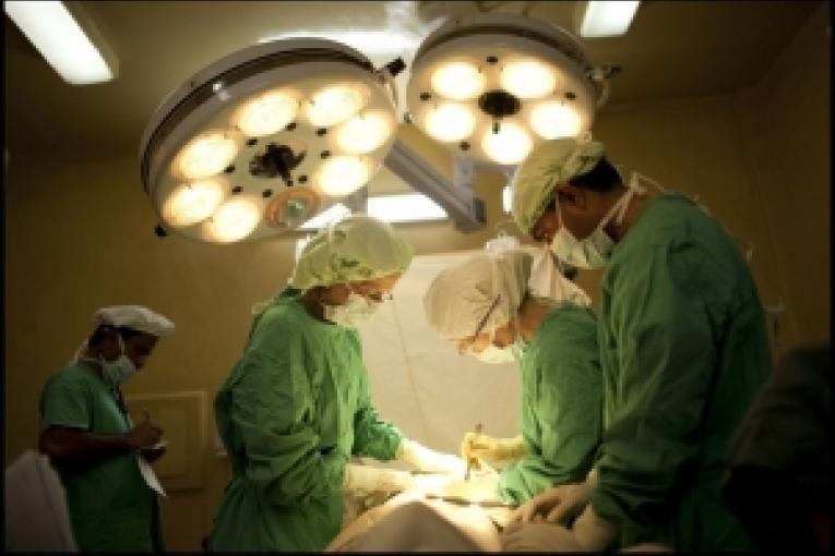 Une équipe MSF procède à un accouchement par césarienne