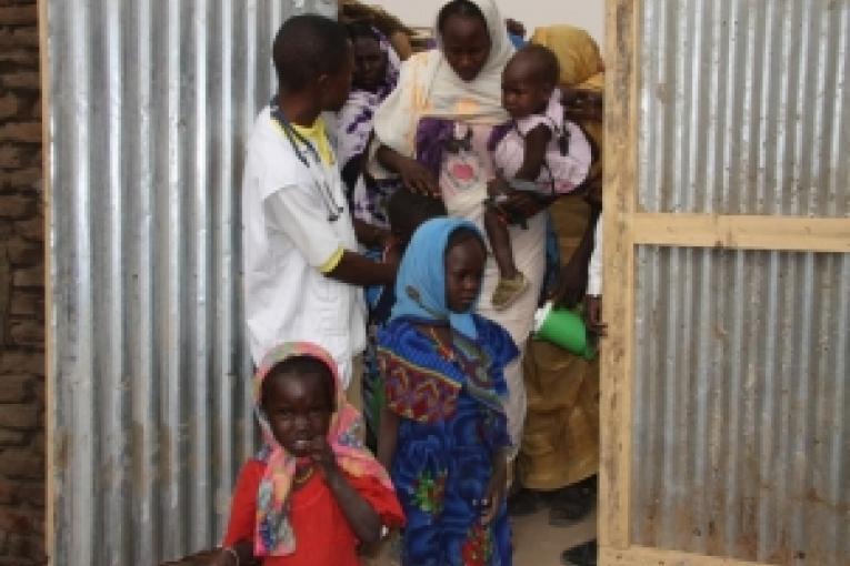 Tchad mars 2009: hôpital de Dogdoré une première vague de patients rentre dans l'OPD pour consulter.